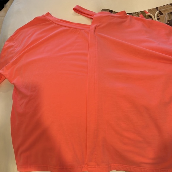 Coral top - Picture 2 of 3